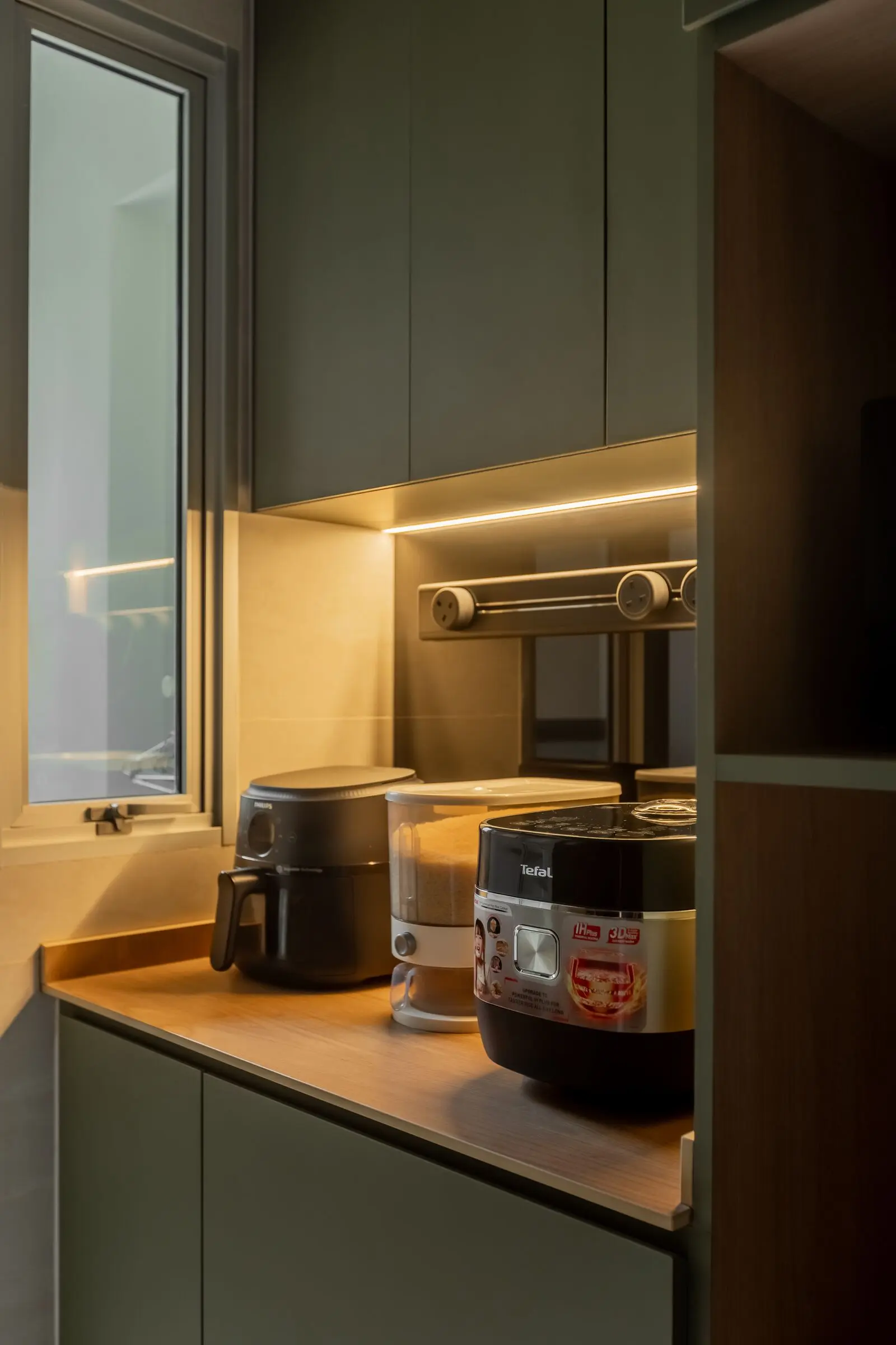 Vertical kitchen countertop detail at 220B Tengah Garden