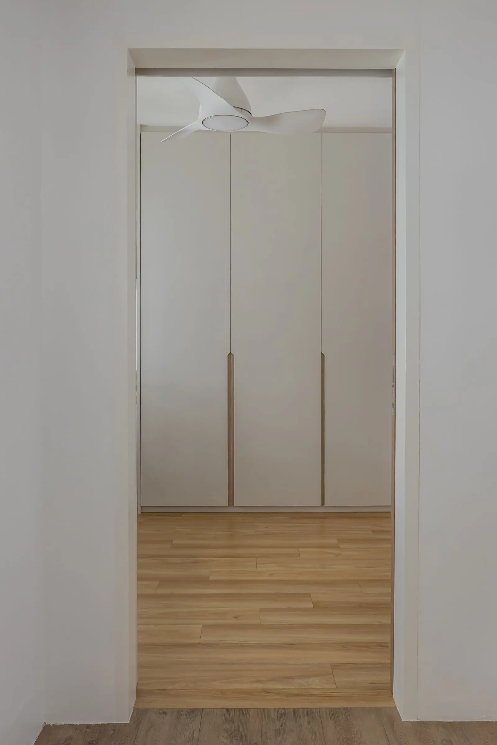 Vertical bedroom storage detail at 248 Pasir Ris