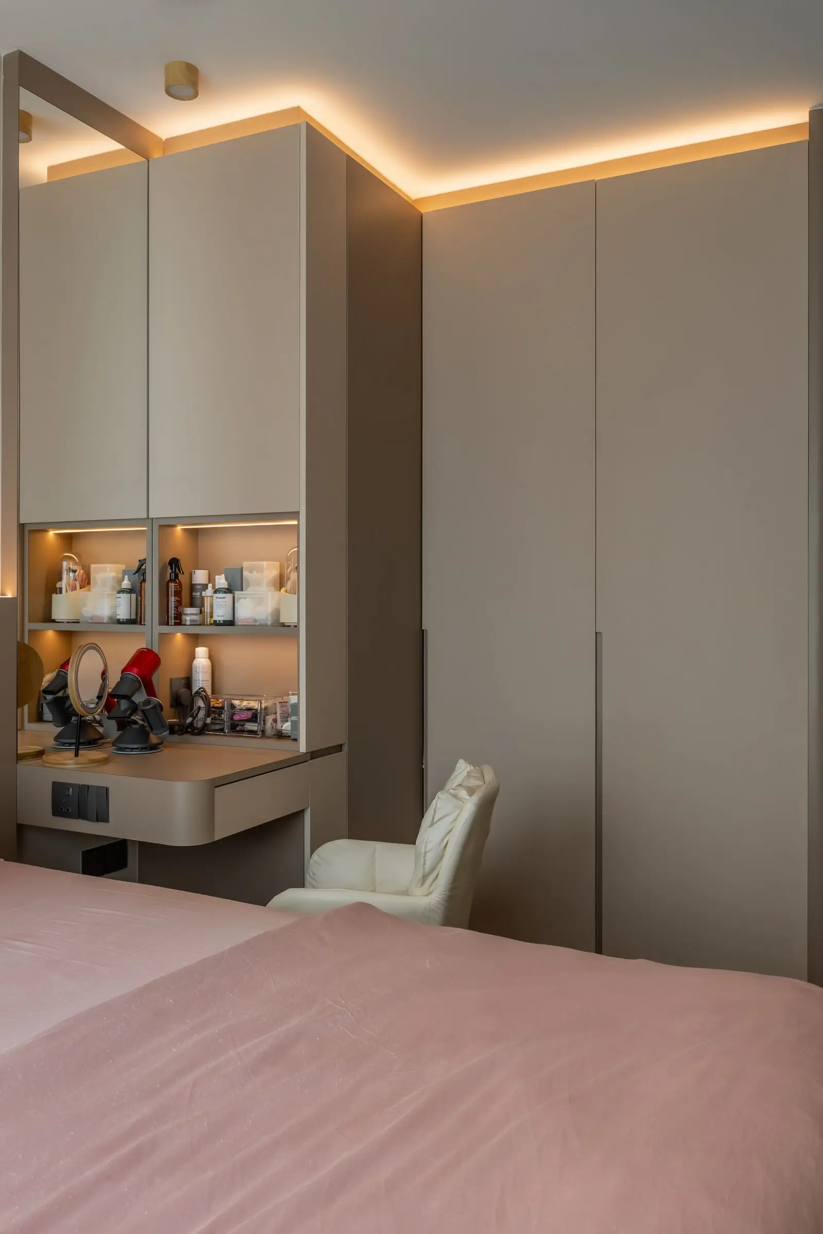 Vertical bedroom bedhead detail at 268C Punggol Field