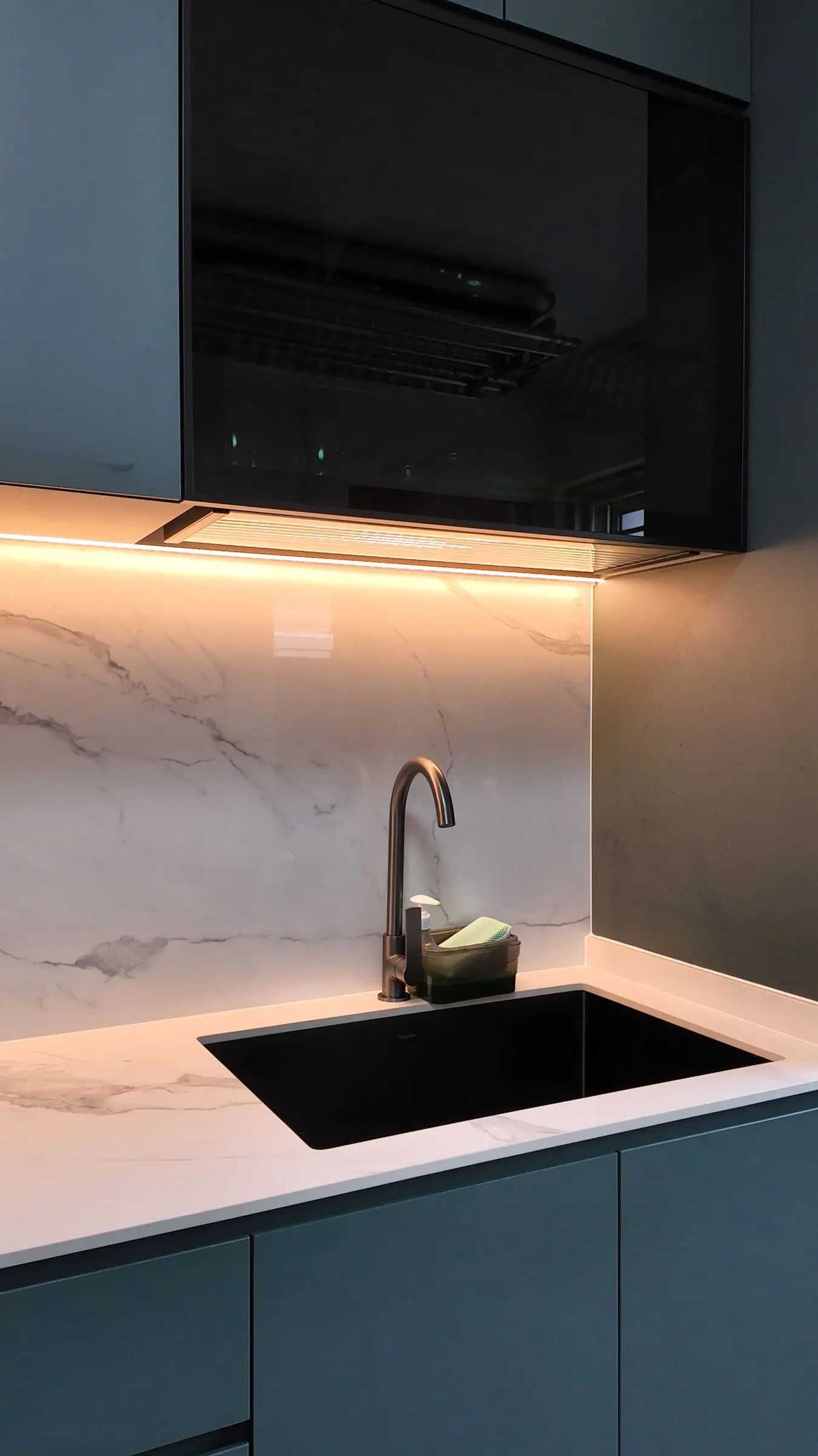 Vertical kitchen sink detail at 337 Bukit Batok