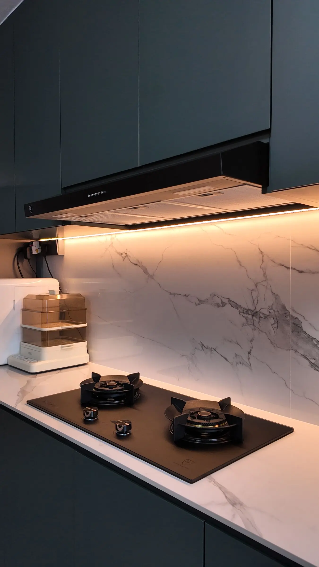 Vertical kitchen worktop detail at 337 Bukit Batok