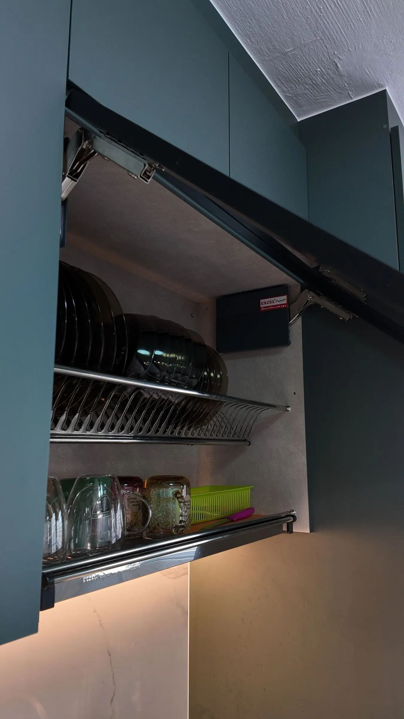 Kitchen hob and seamless cabinetry at 337 Bukit Batok