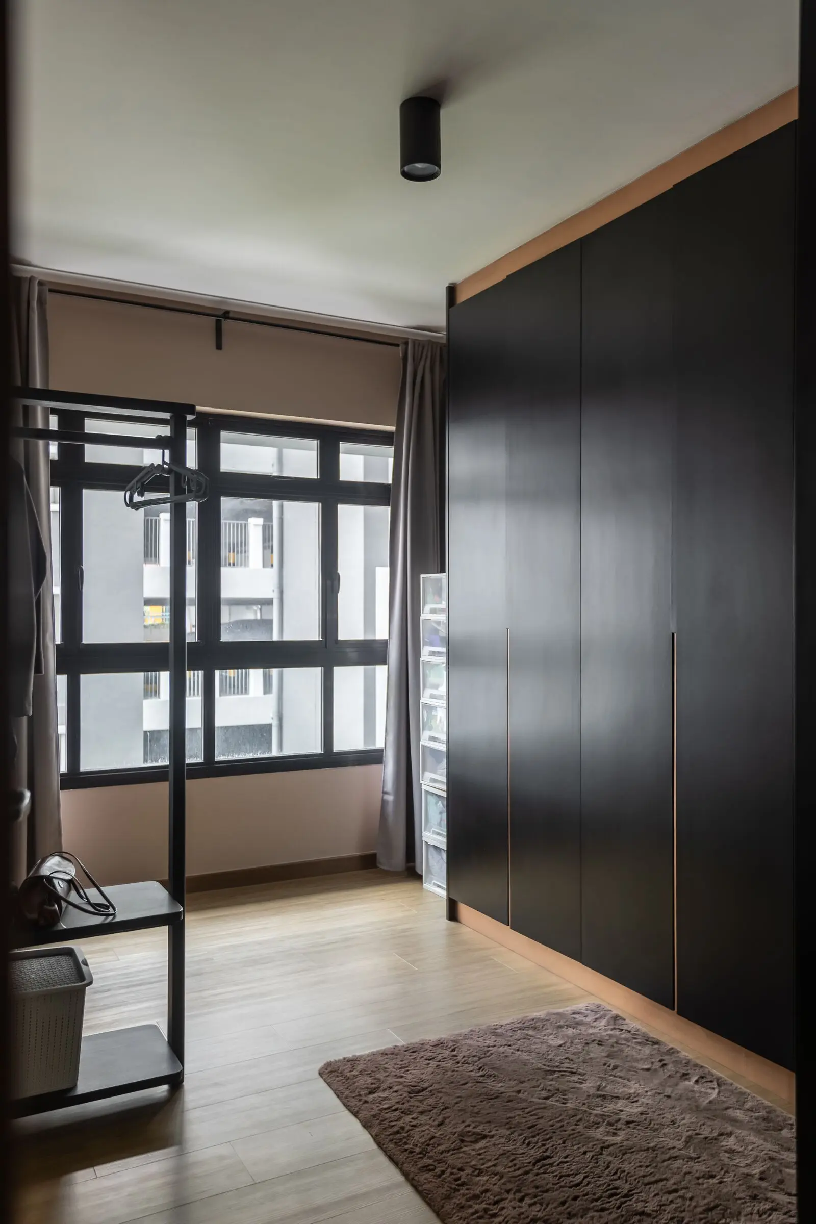 Bedroom with dark feature wall at 401A North Shore