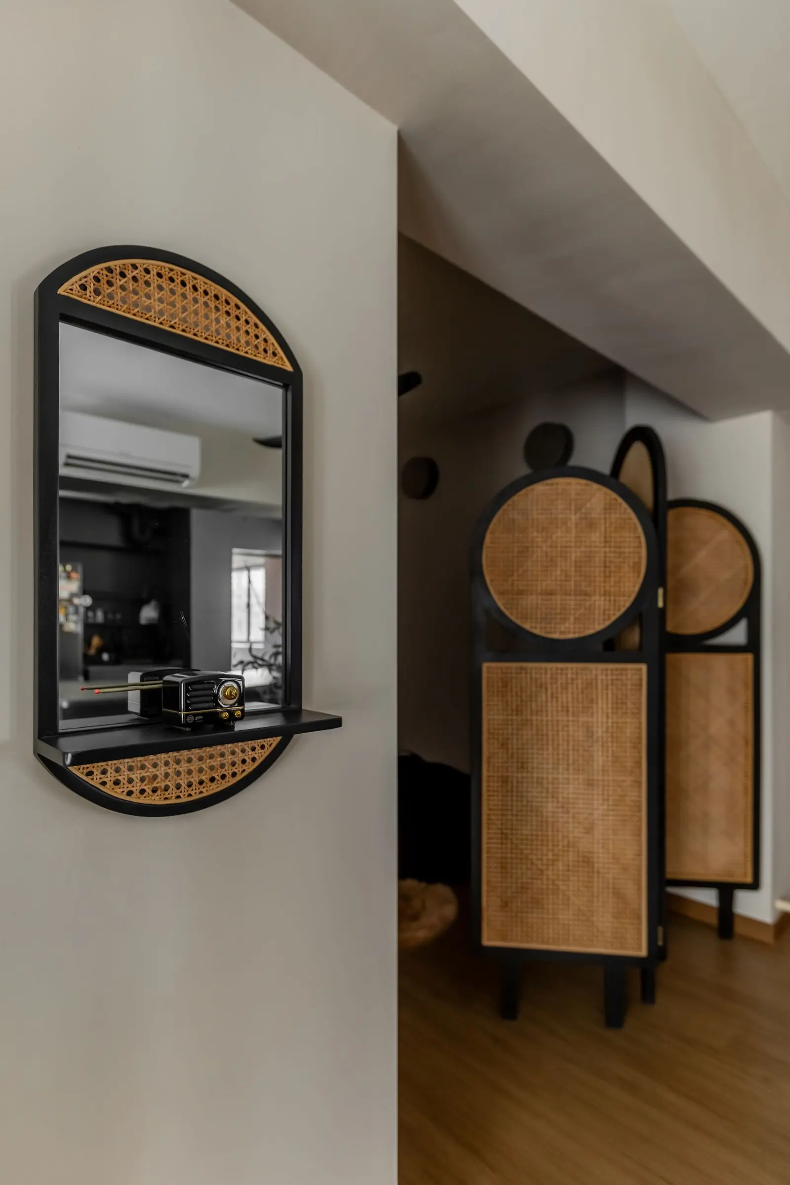 Arched wall mirror and rattan divider at 401A North Shore