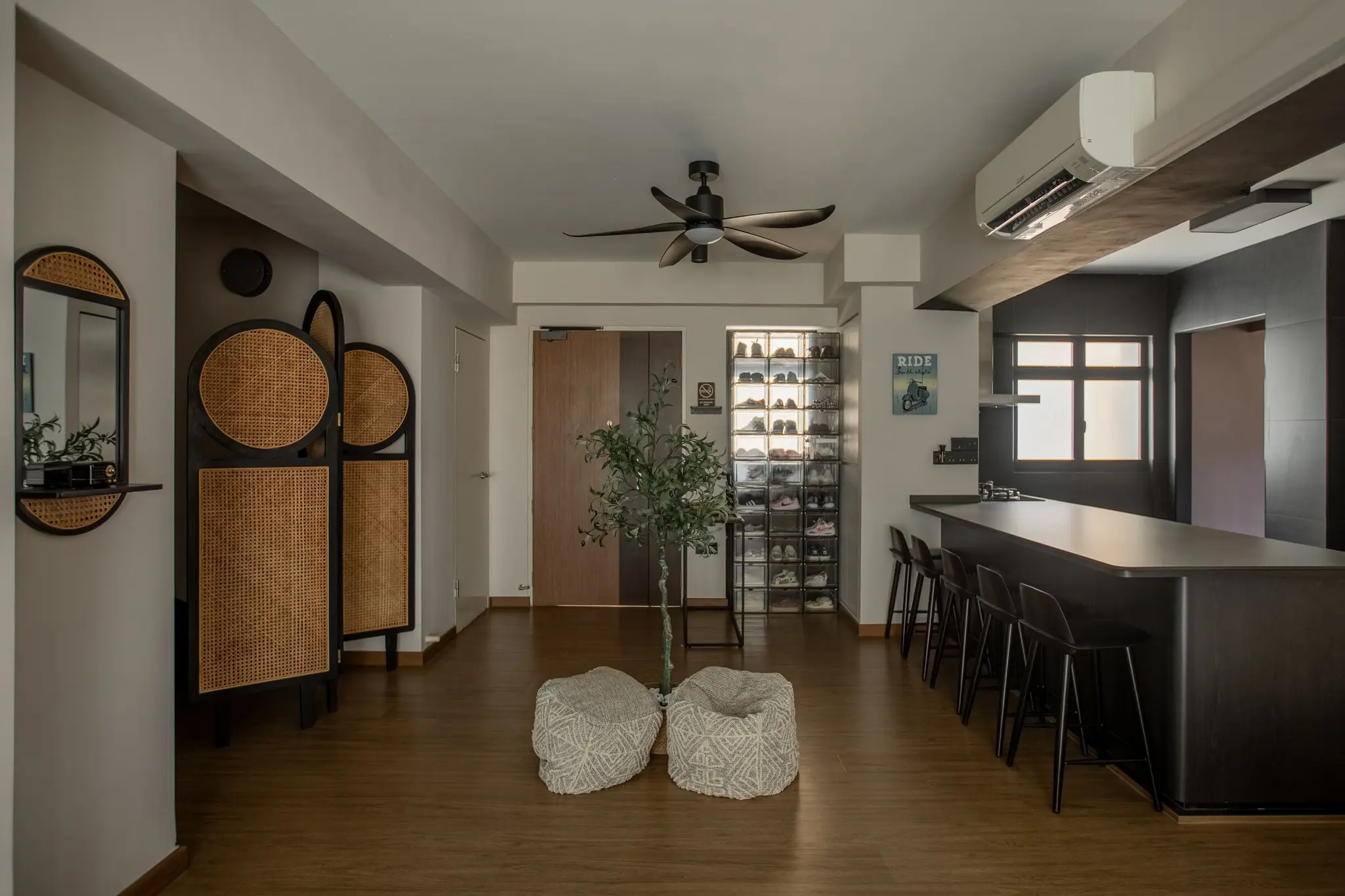 Dining counter and open kitchen at 401A North Shore
