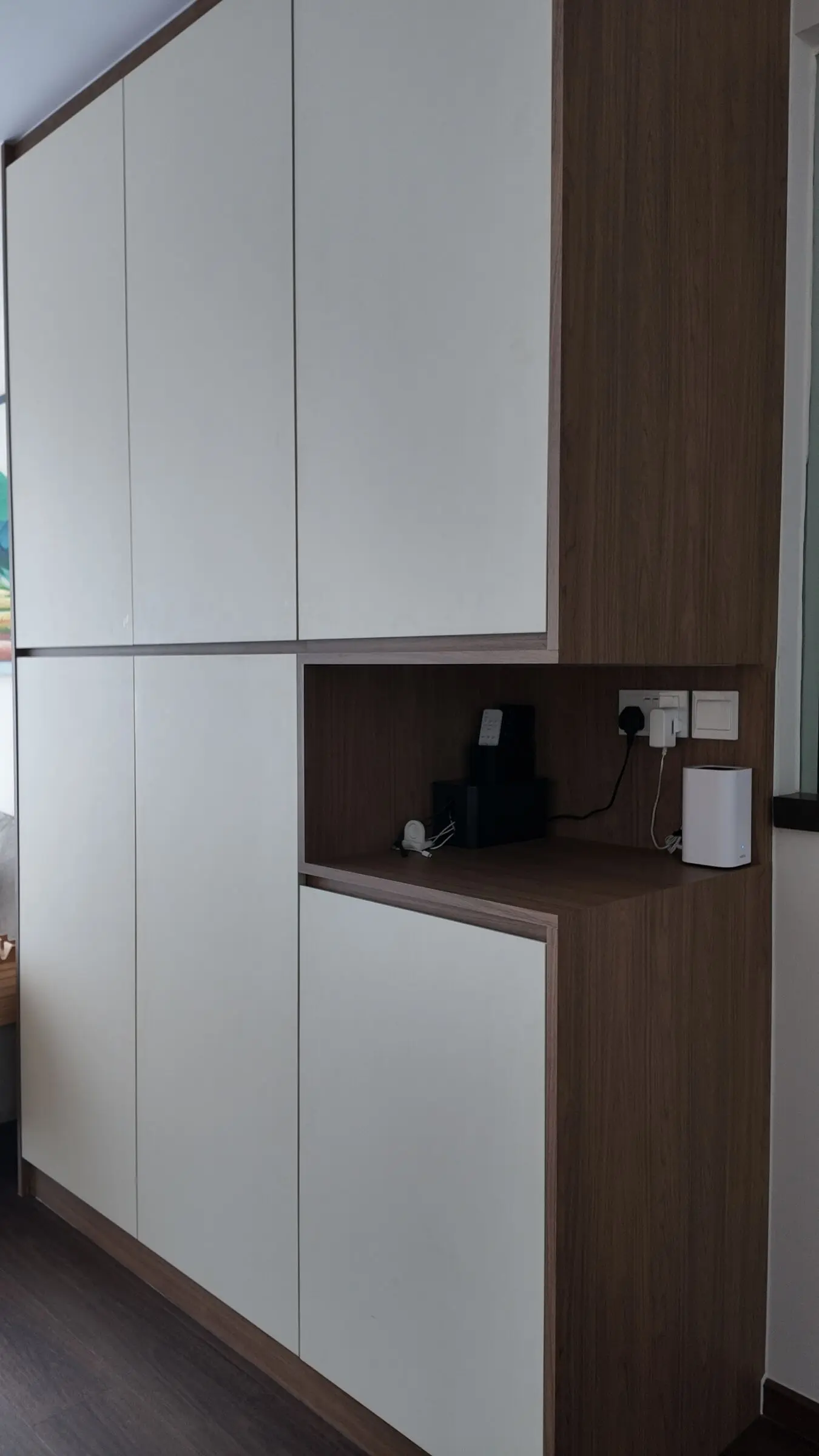 Vertical living room carpentry detail at Lakeshore