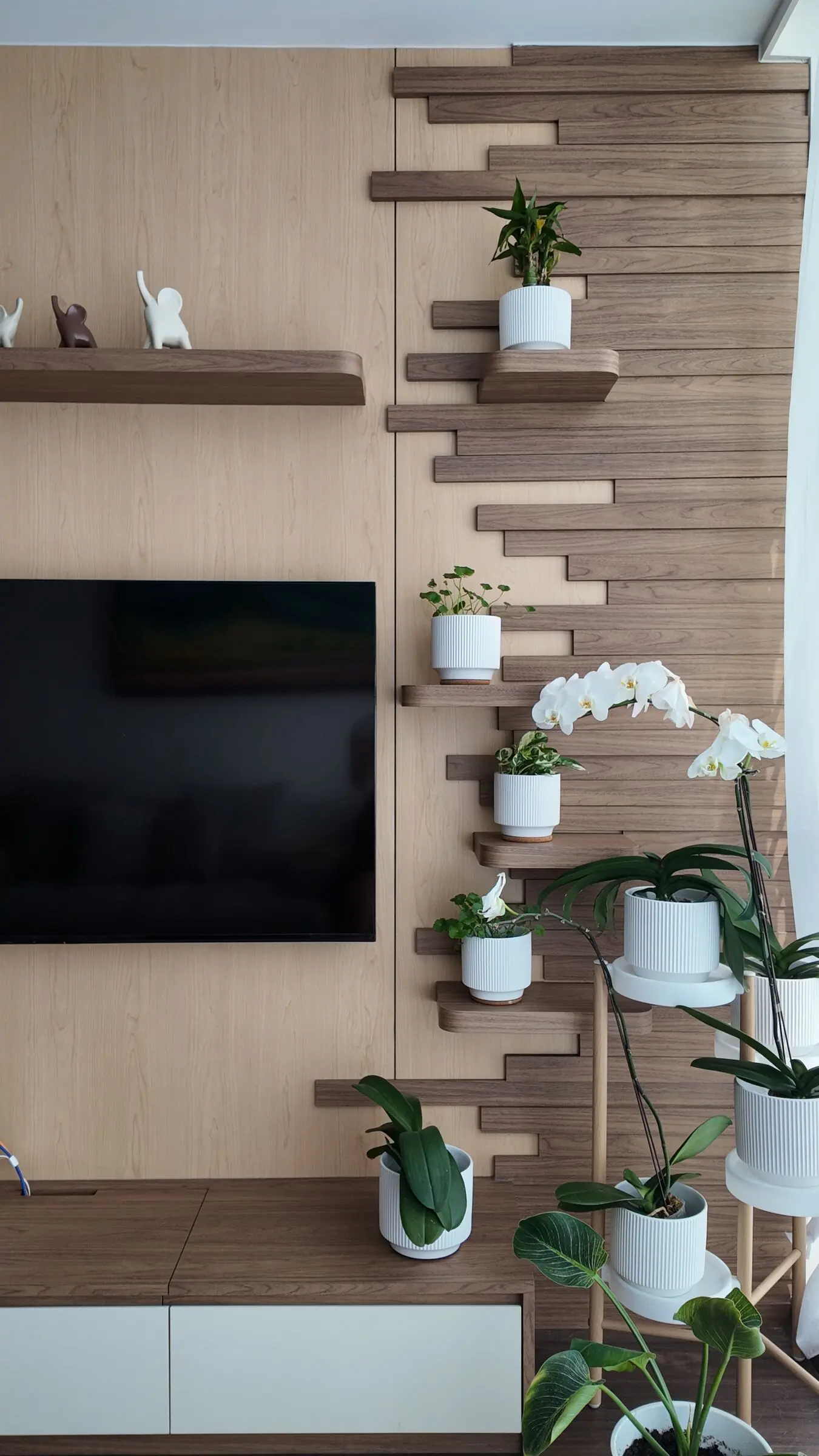 Vertical dining area detail at Lakeshore