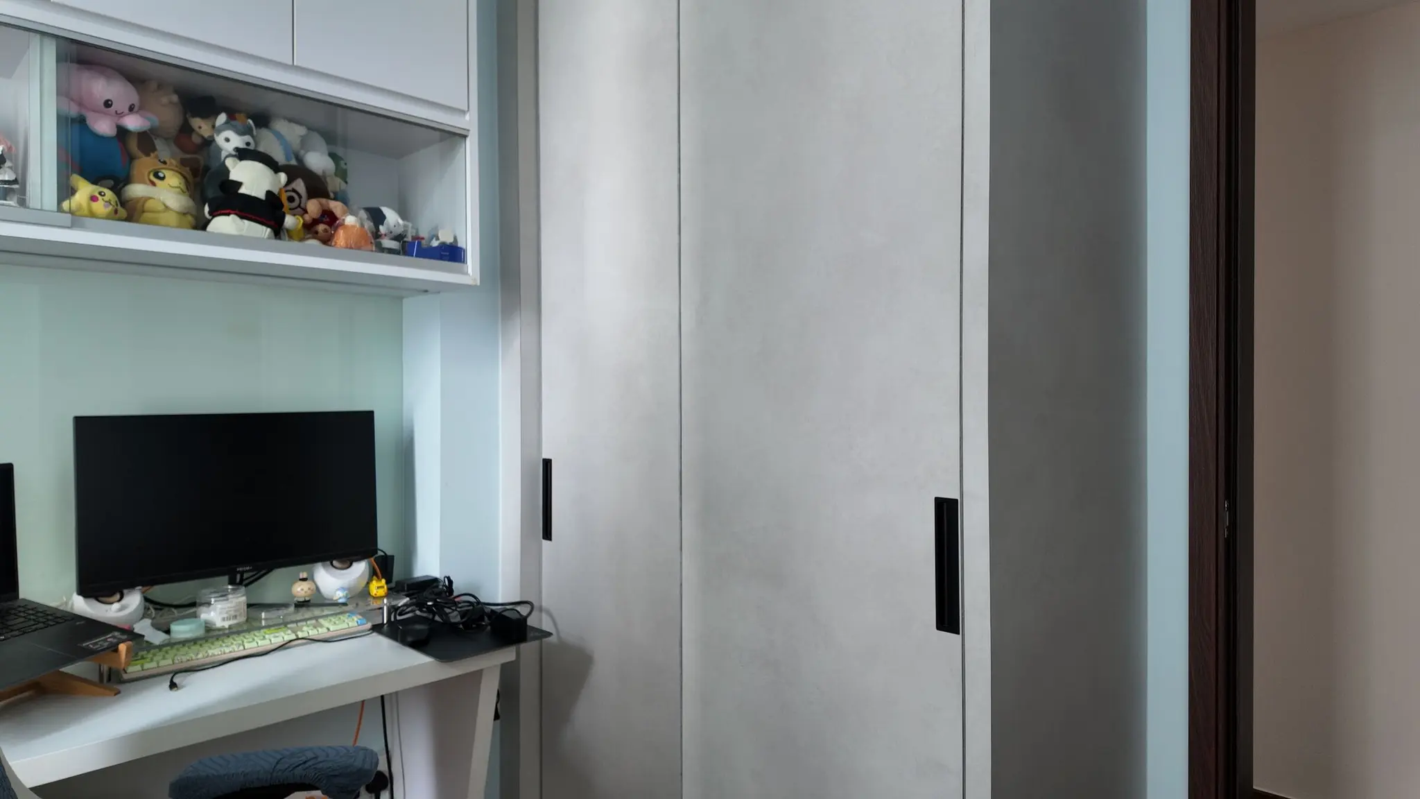 Bedroom study desk and sliding wardrobe at Lakeshore
